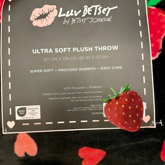 Betsey Johnson Black Strawberries and Hearts‎ Oversized Plush Throw New - Picture 4 of 5